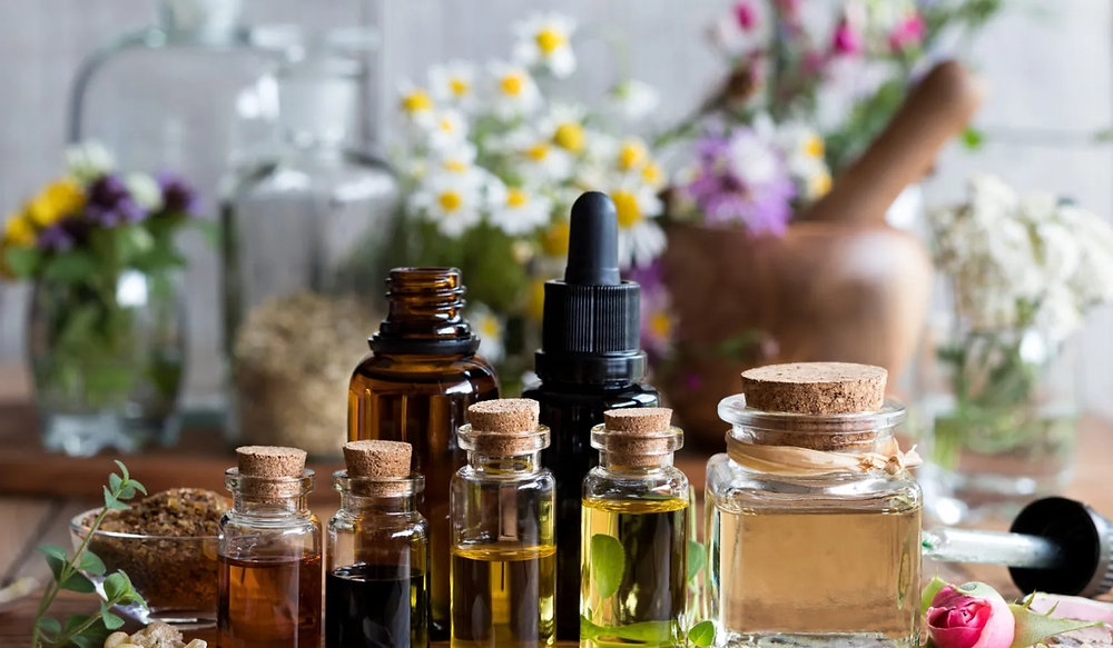 The Role of Natural Extracts and Essential Oils in Modern Fragrance Design